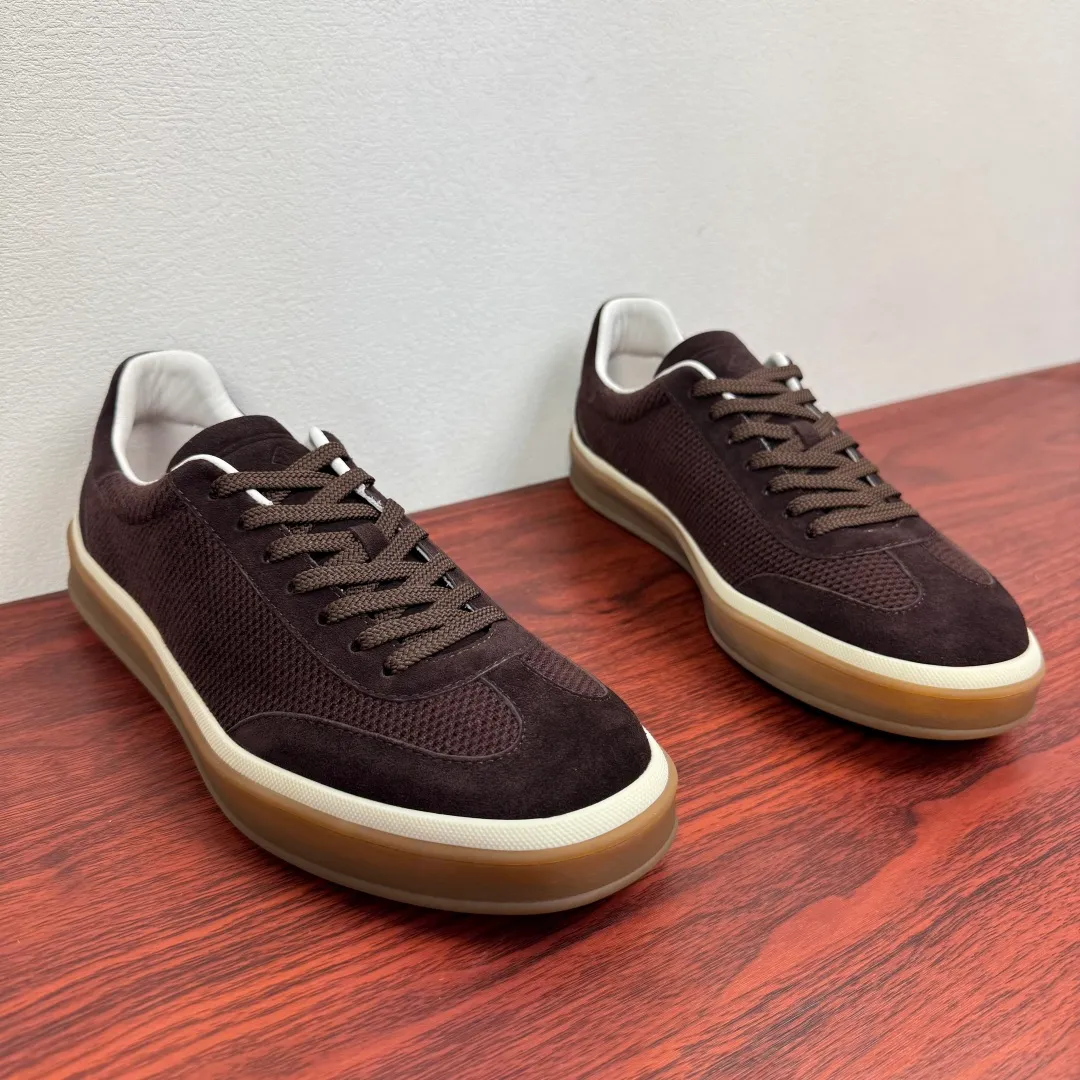 Batch 740 Loro Piana Tennis Walk men's moral training sneakers! These new textured leather tennis shoes feature an ultra-low-top design for year-round wear and are water-resistant. The wrapped sole creates an effortlessly attractive color combination that harmoniously blends functionality with understated style. The ideal footwear option for urban dressing. The heel is decorated with a soft calfskin tongue with Kummel color inserts and an embossed LP logo. Cotton shoelaces. Material: Upper: Gray woven stitching with cowhide accents! Sole: Rubber lining: Cow leather original rubber sole, excellent foot comfort, complete package! Size: 39-40-41-42-43-44 leather shoe size (can be customized to 38.4546) Item number: FAM1316 coffee color